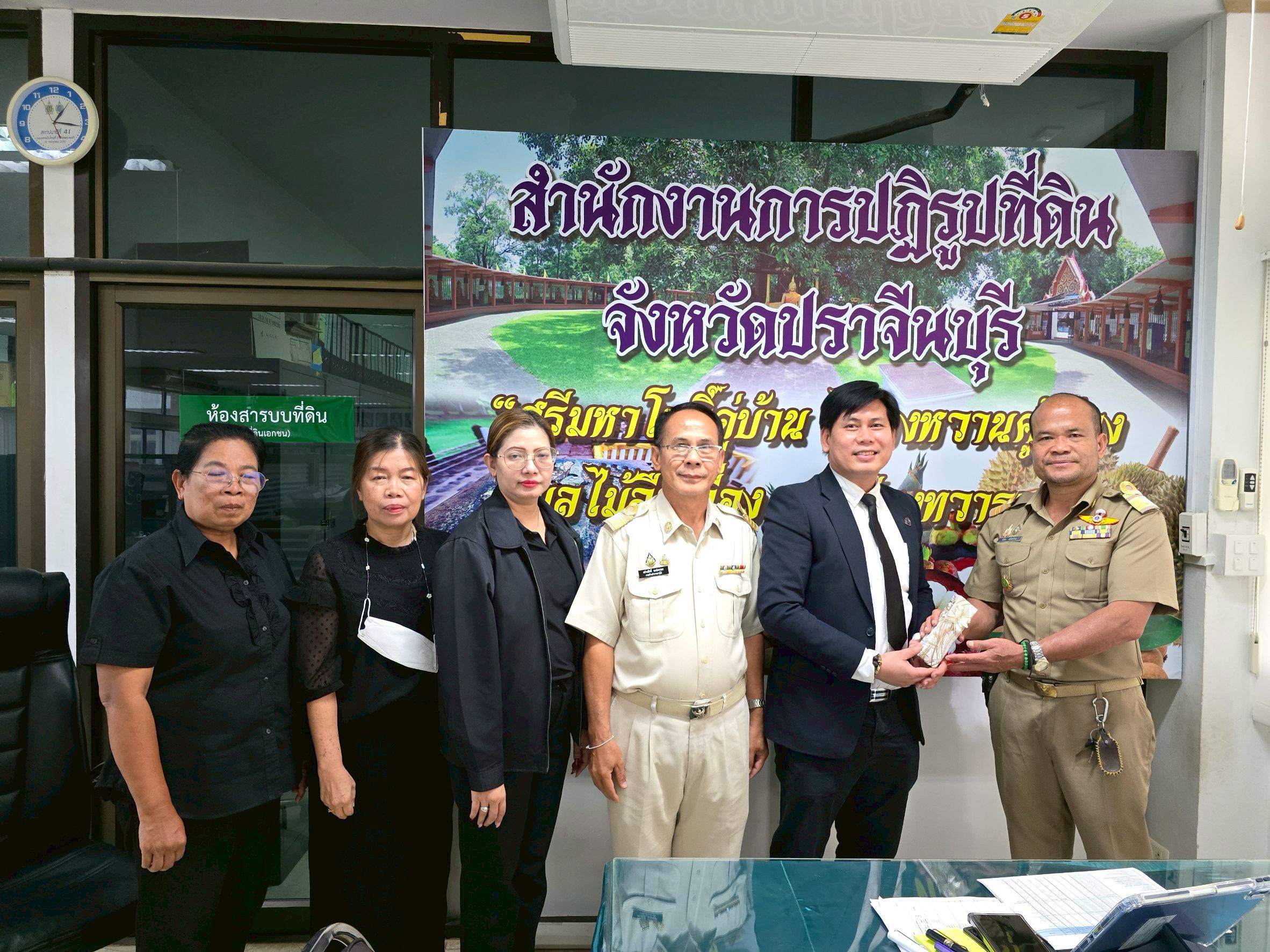 title - วันที่ 19 มกราคม 2568 เวลา 13.00 น. นายวิทูล ประดิษฐบุญ ปฏิรูปที่ดินจังหวัดปราจีนบุรี พร้อมด้วยเจ้าหน้าที่  ทุกกลุ่ม/ฝ่าย  เข้าร่วมประชุมสำนักงาน ประจำเดือนมกราคม และมอบนโยบาย  ขับเคลื่อนงานตามนโยบายประจําปีงบประมาณ 2569 พร้อมทั้ง ต้อนรับสมาชิกใหม่ 